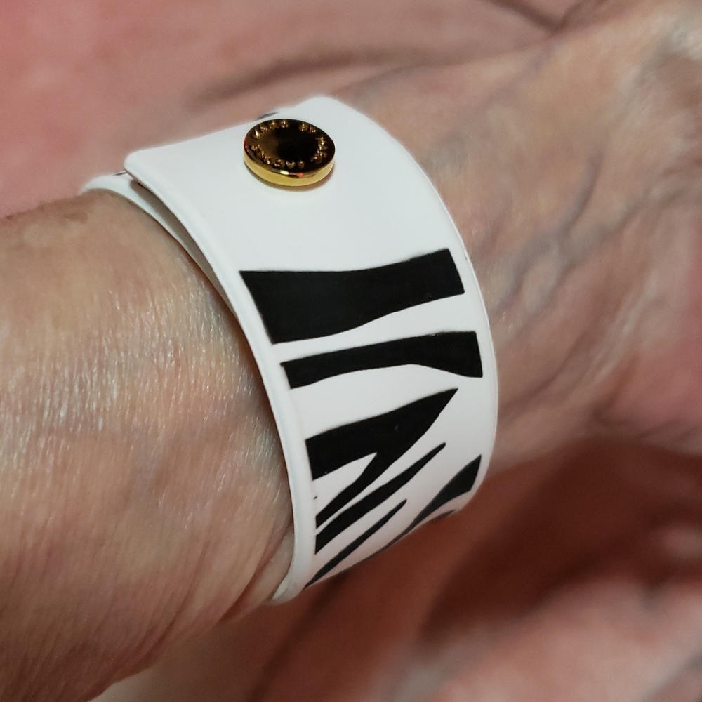NWT Marc Jacobs Stylish White and Black Wearable Tech Band Magnetic